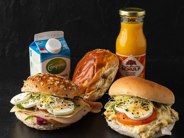 Schaal met verschillende luxe belegde mini-broodjes